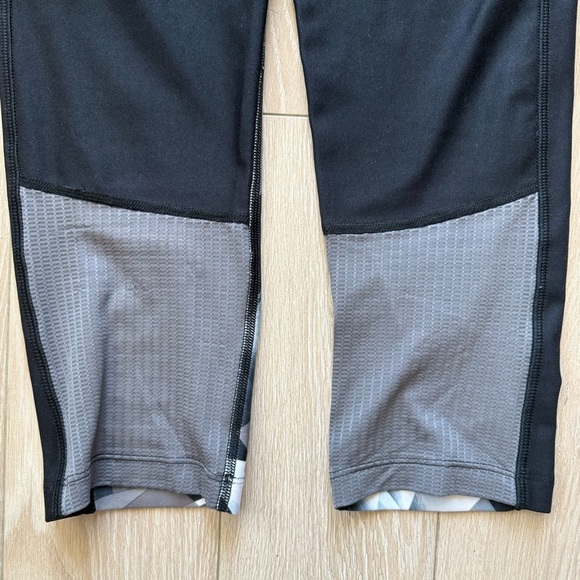 Under Armour Compression Leggings with Geometric Design Women’s Size Small - Picture 11 of 11